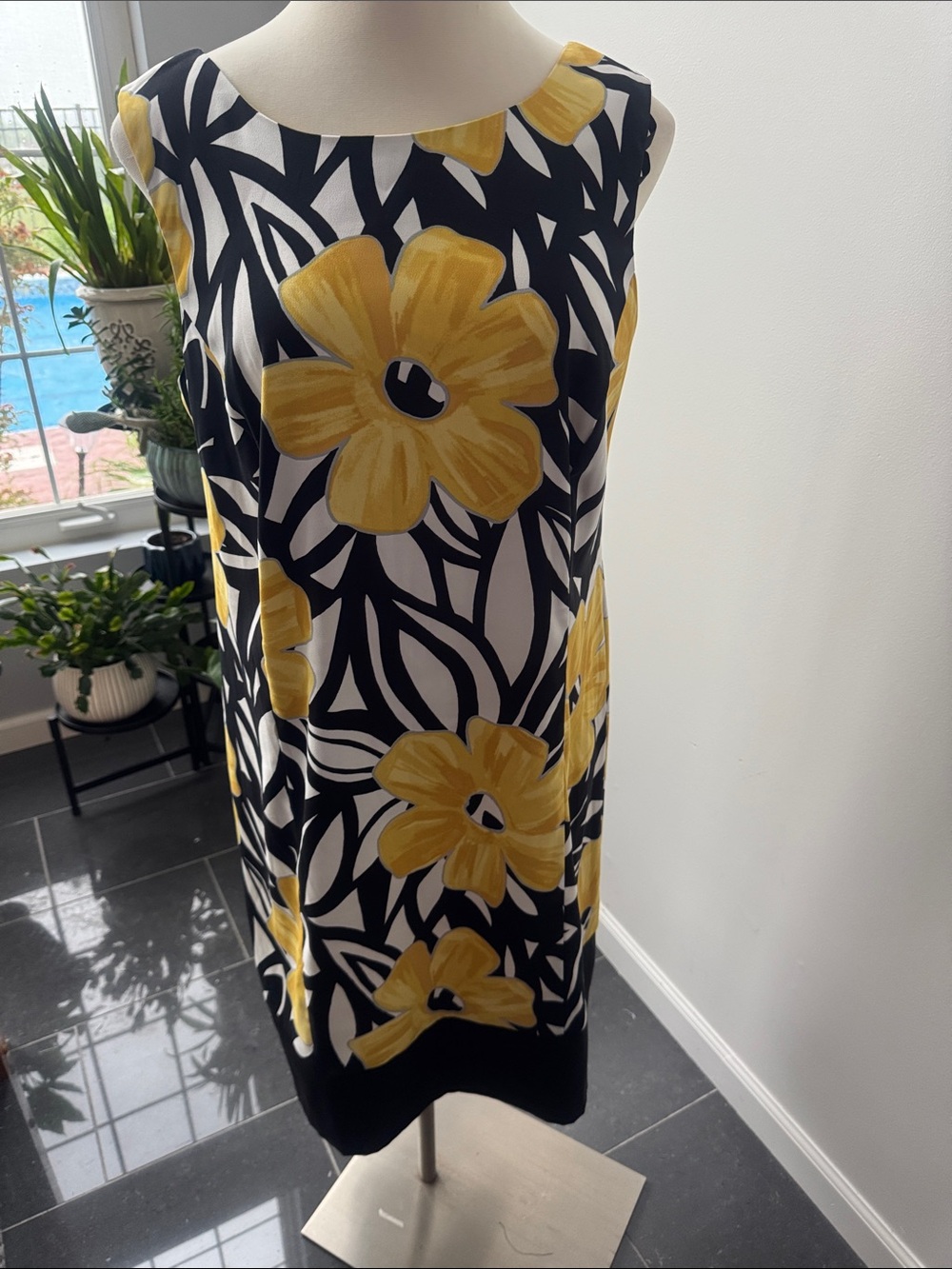 Alyx Sleeveless Floral Shift Dress in Yellow & Black